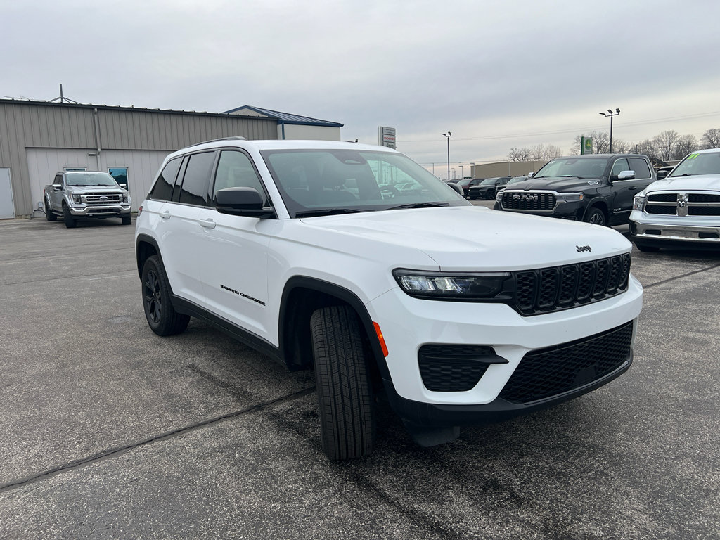 Used 2024 Jeep Grand Cherokee Altitude AWD/4WD image 3