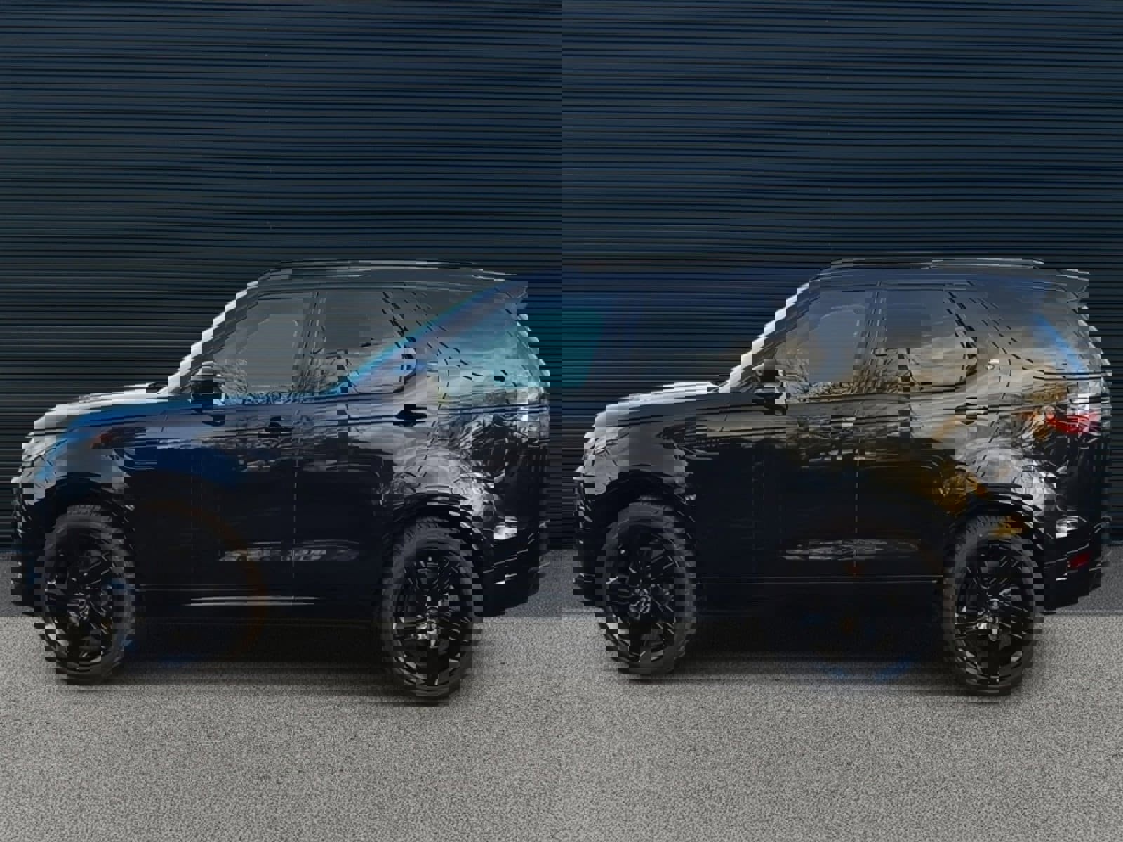 New 2025 Land Rover Discovery Dynamic SE image 3