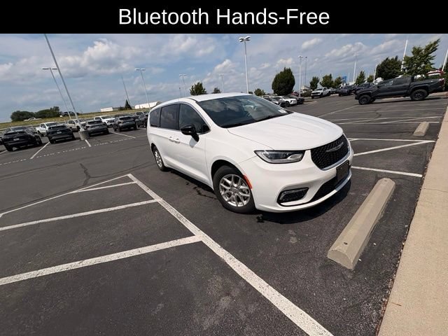 Used 2025 Chrysler Pacifica Select FWD image 9
