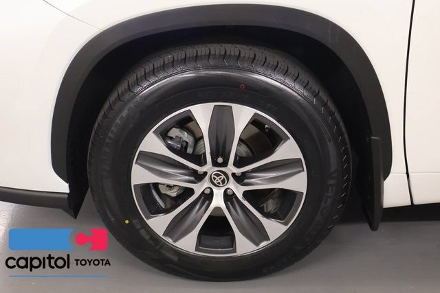 Certified 2021 Toyota Highlander XLE AWD/4WD image 8