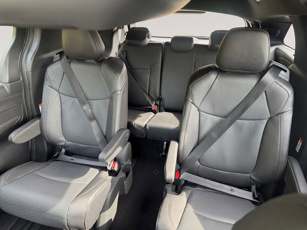Used 2025 Toyota Sienna Platinum image 13