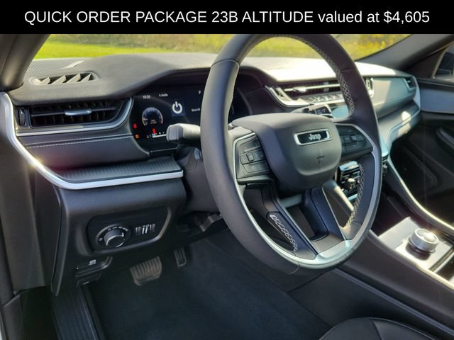 Used 2023 Jeep Grand Cherokee Altitude AWD/4WD image 7