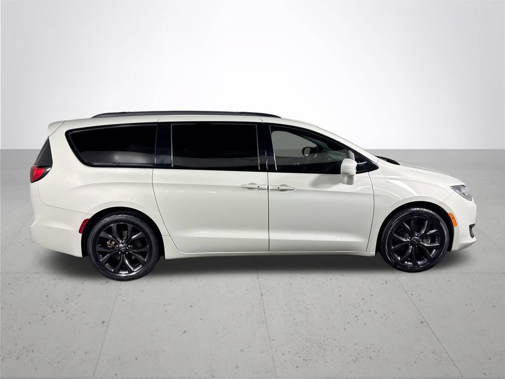 Used 2019 Chrysler Pacifica Touring-L FWD image 5