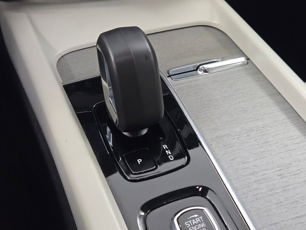 Used 2023 Volvo XC60 B5 Plus image 30