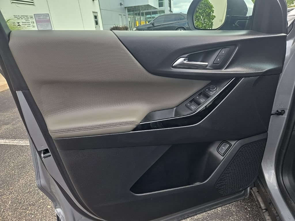 Used 2025 Chevrolet Equinox LT w/ Convenience Package II FWD image 11