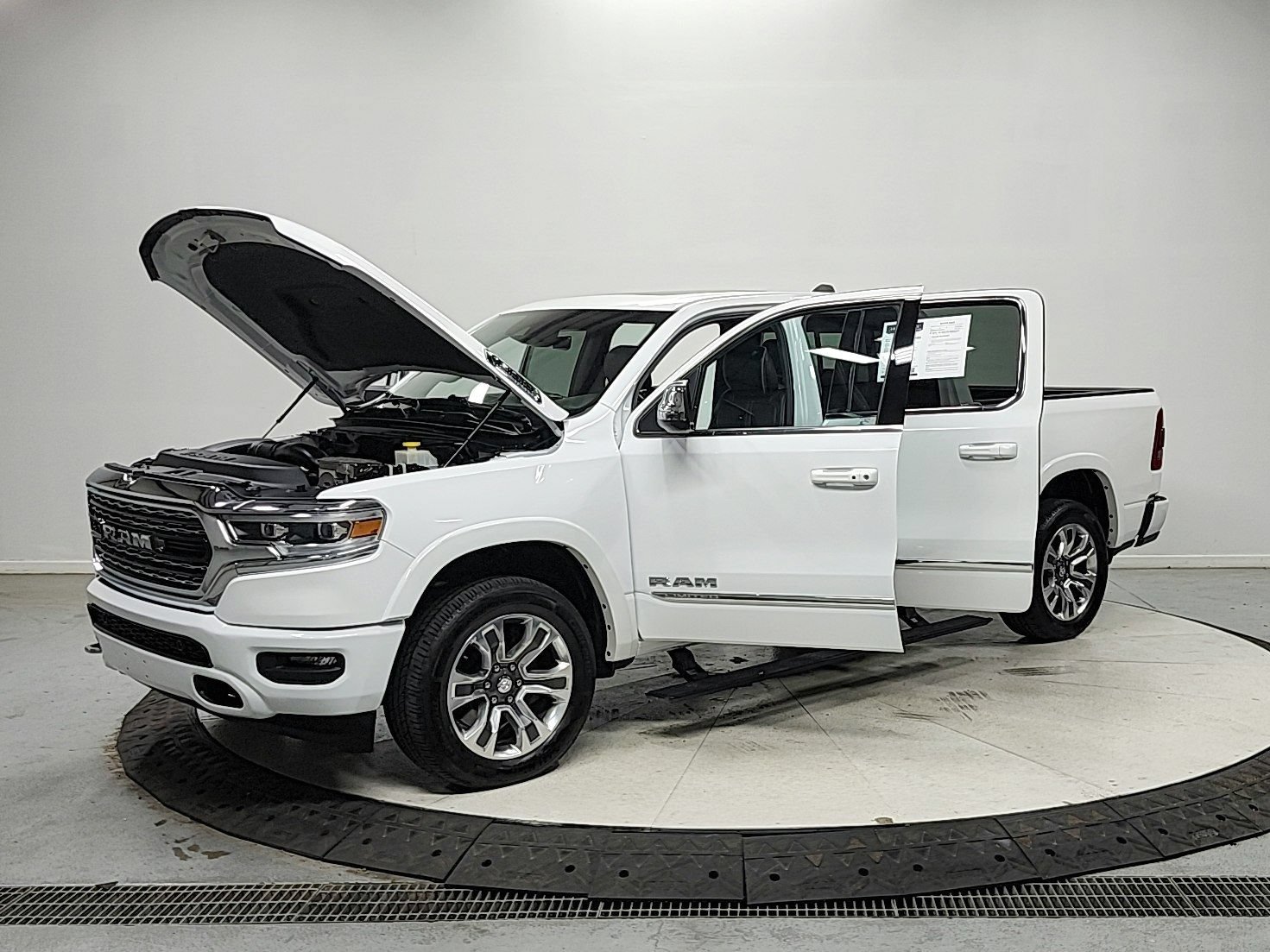 Used 2023 RAM 1500 Limited w/ Body Color Bumper Group AWD/4WD image 11