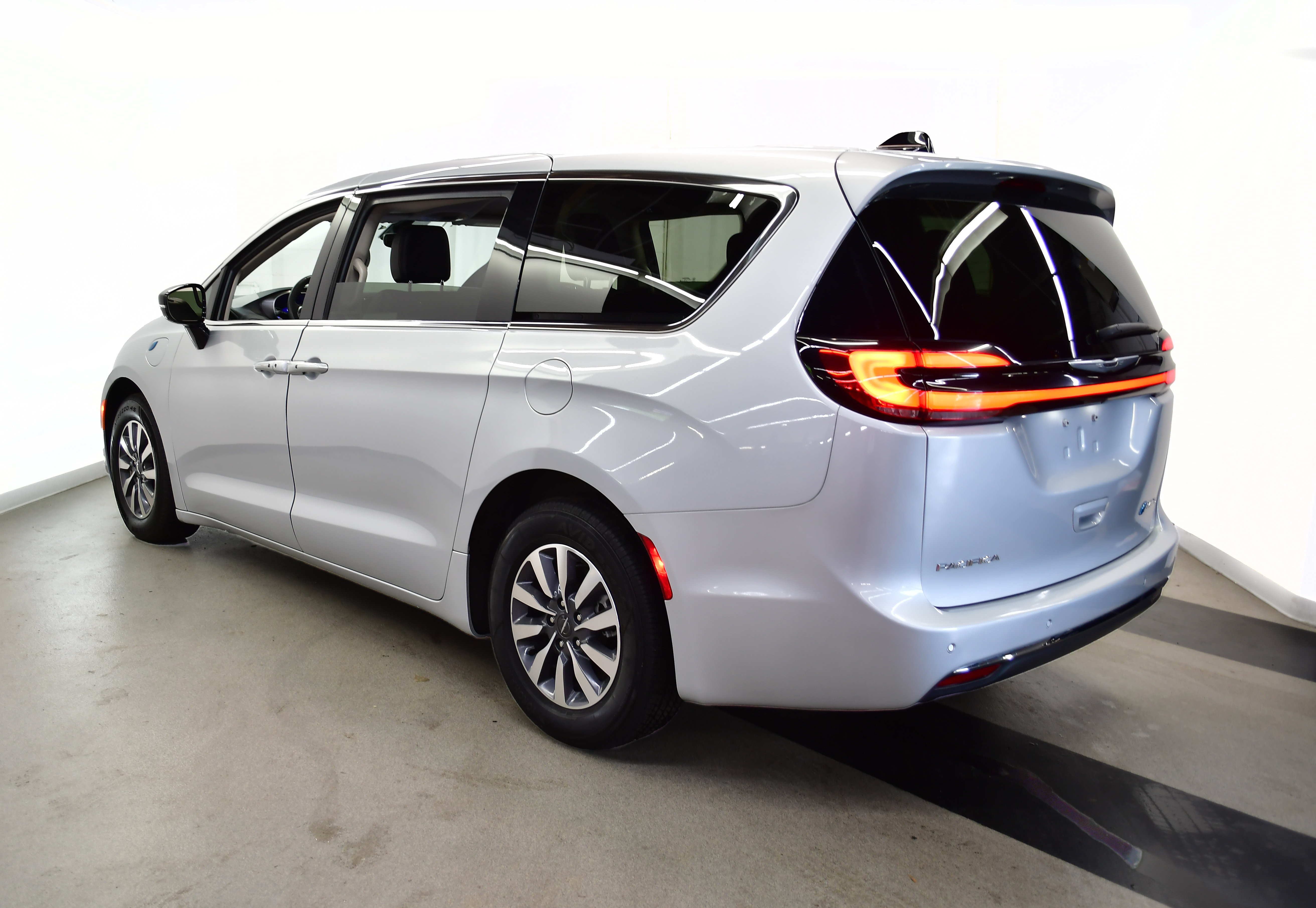 Used 2024 Chrysler Pacifica Touring-L FWD image 5