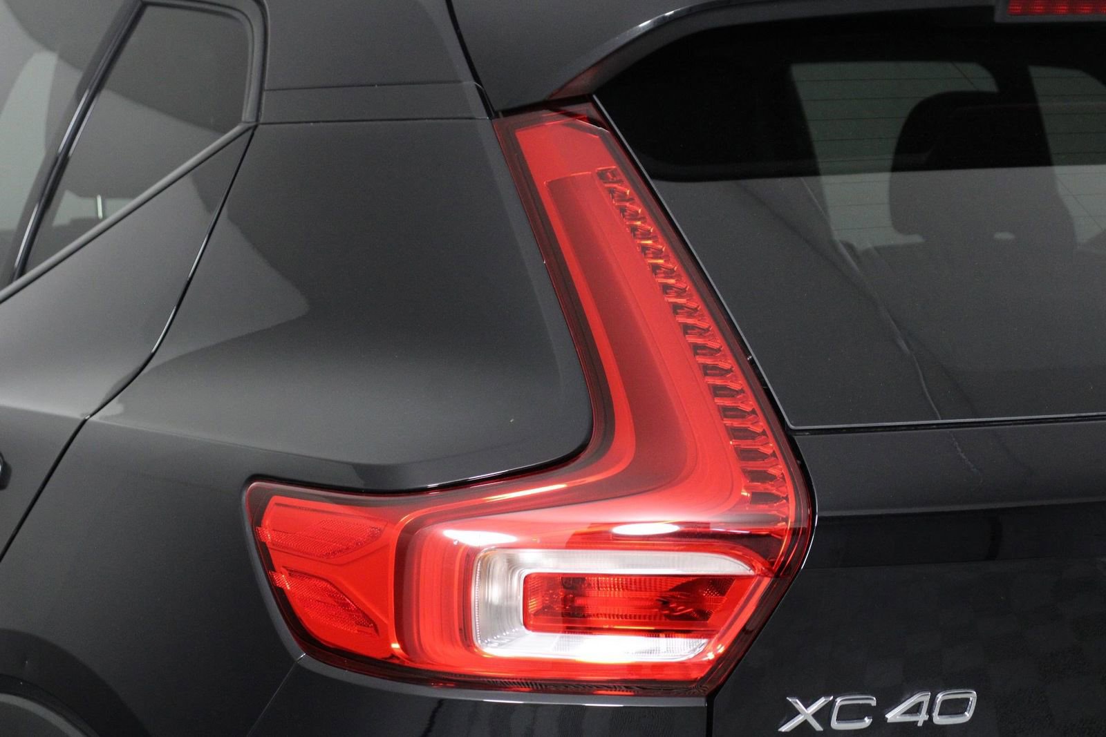 Certified 2025 Volvo XC40 B5 Plus AWD/4WD image 18