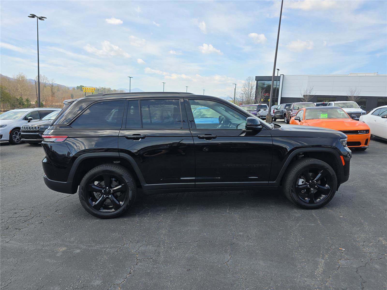 Used 2024 Jeep Grand Cherokee Limited w/ Black Appearance Package image 2