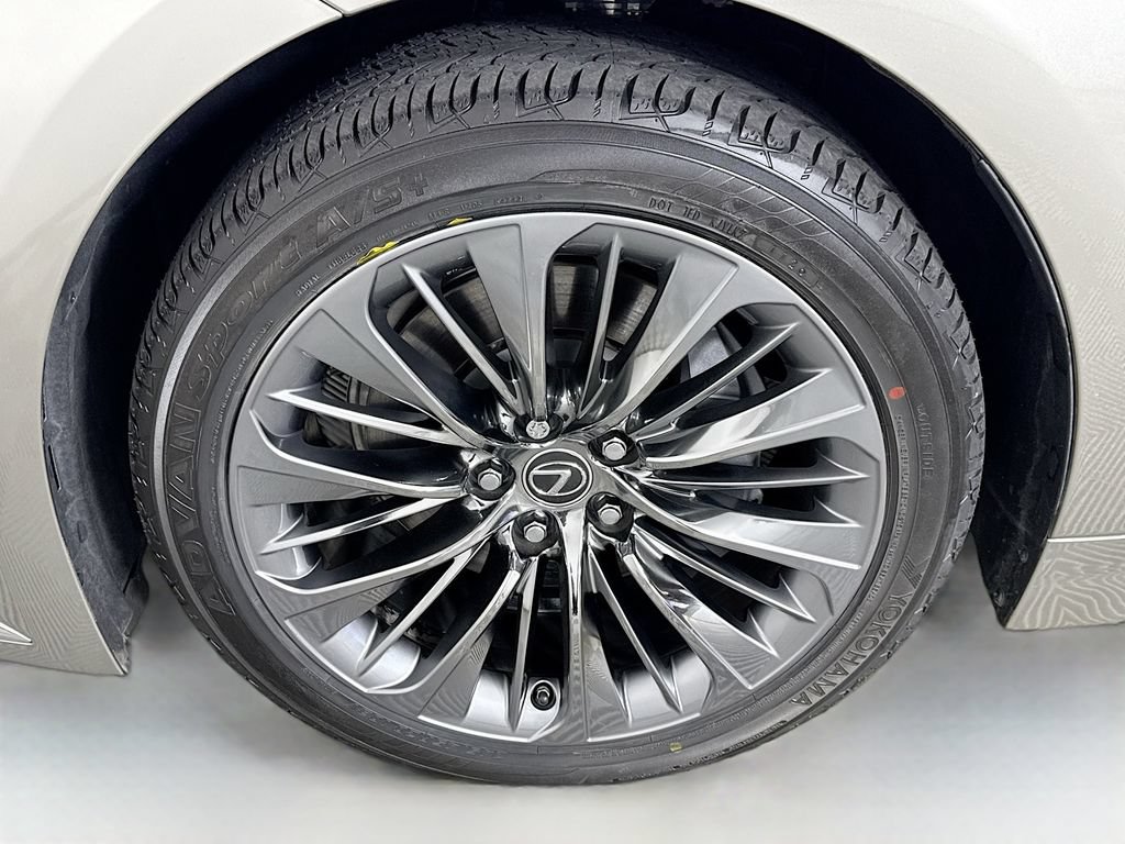 Certified 2022 Lexus LS 500 w/ Interior Upgrade Package RWD image 32