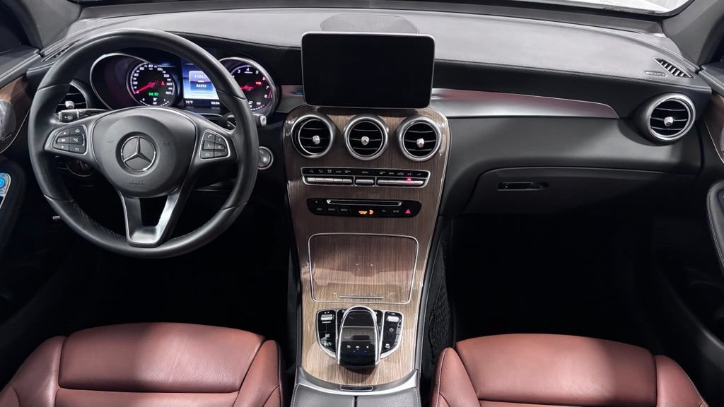 Used 2017 Mercedes-Benz GLC 300 4MATIC image 2