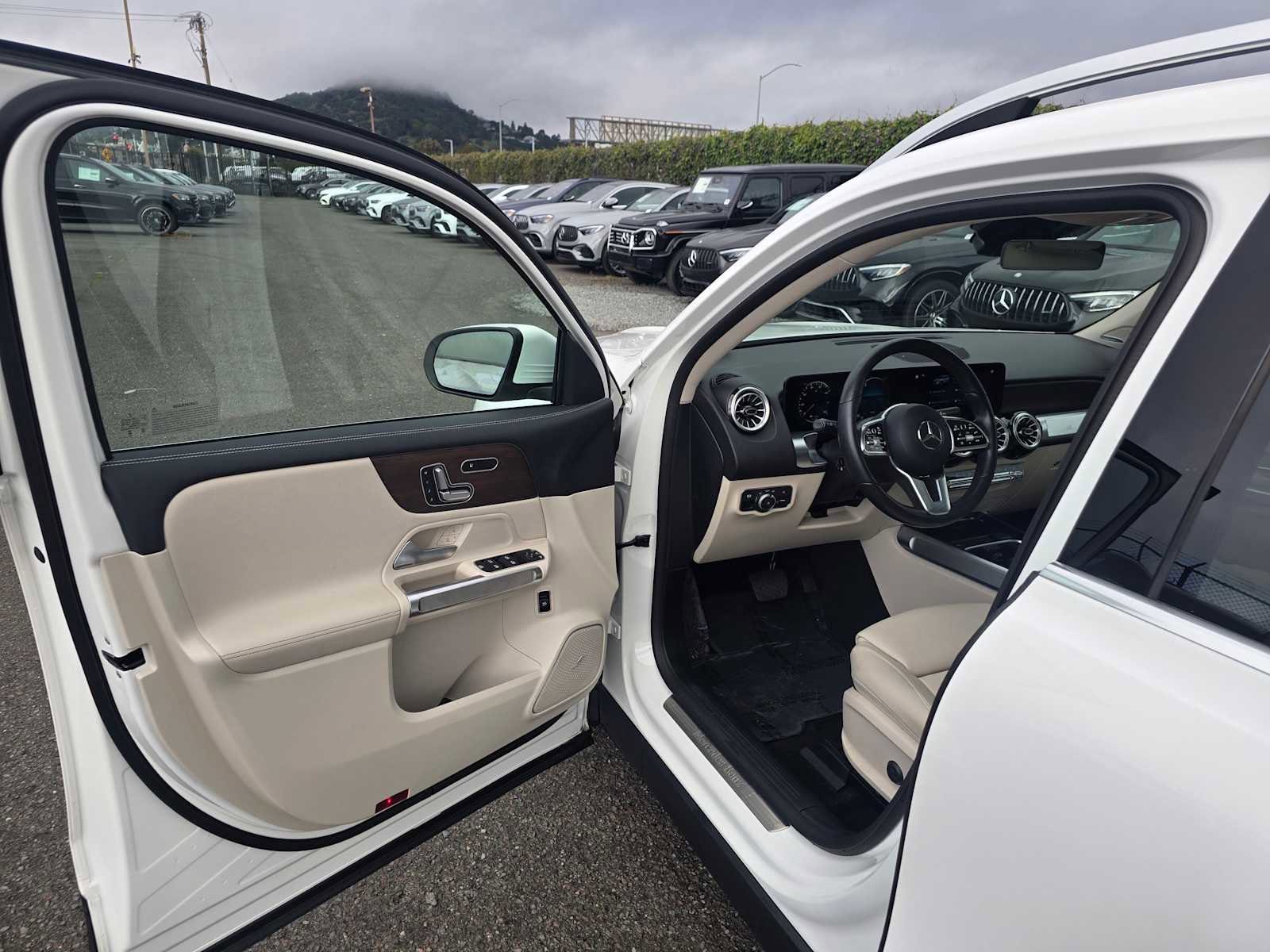 Used 2023 Mercedes-Benz EQB 300 4MATIC image 21