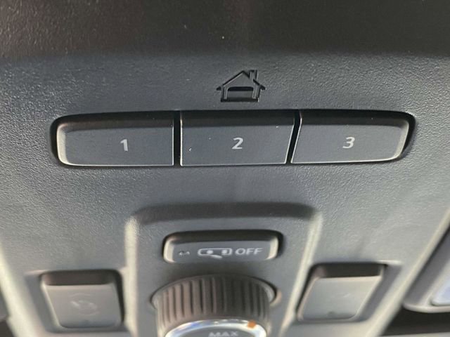 Used 2024 GMC Yukon XL SLT w/ SLT Luxury Package image 38