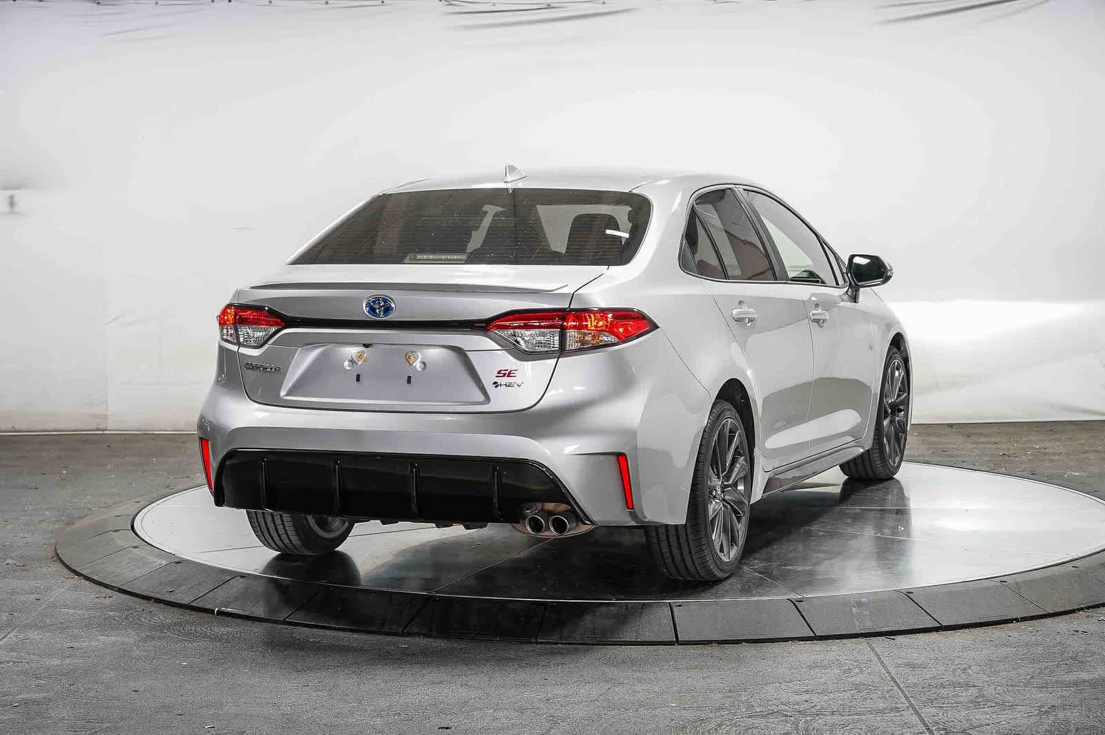 Used 2025 Toyota Corolla SE w/ SE Premium Package FWD image 4
