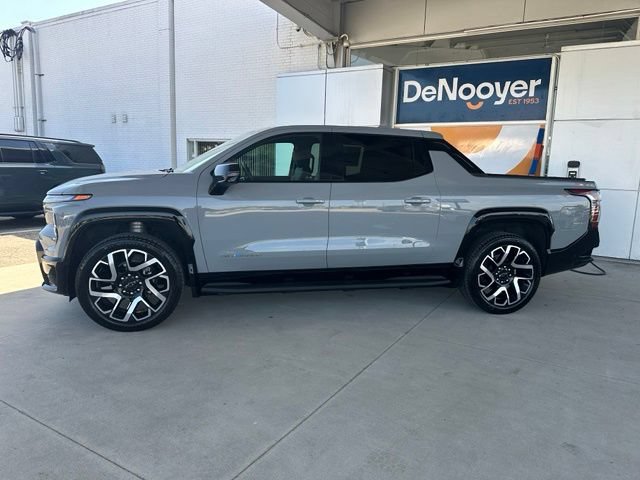 Used 2025 Chevrolet Silverado EV RST AWD/4WD image 15
