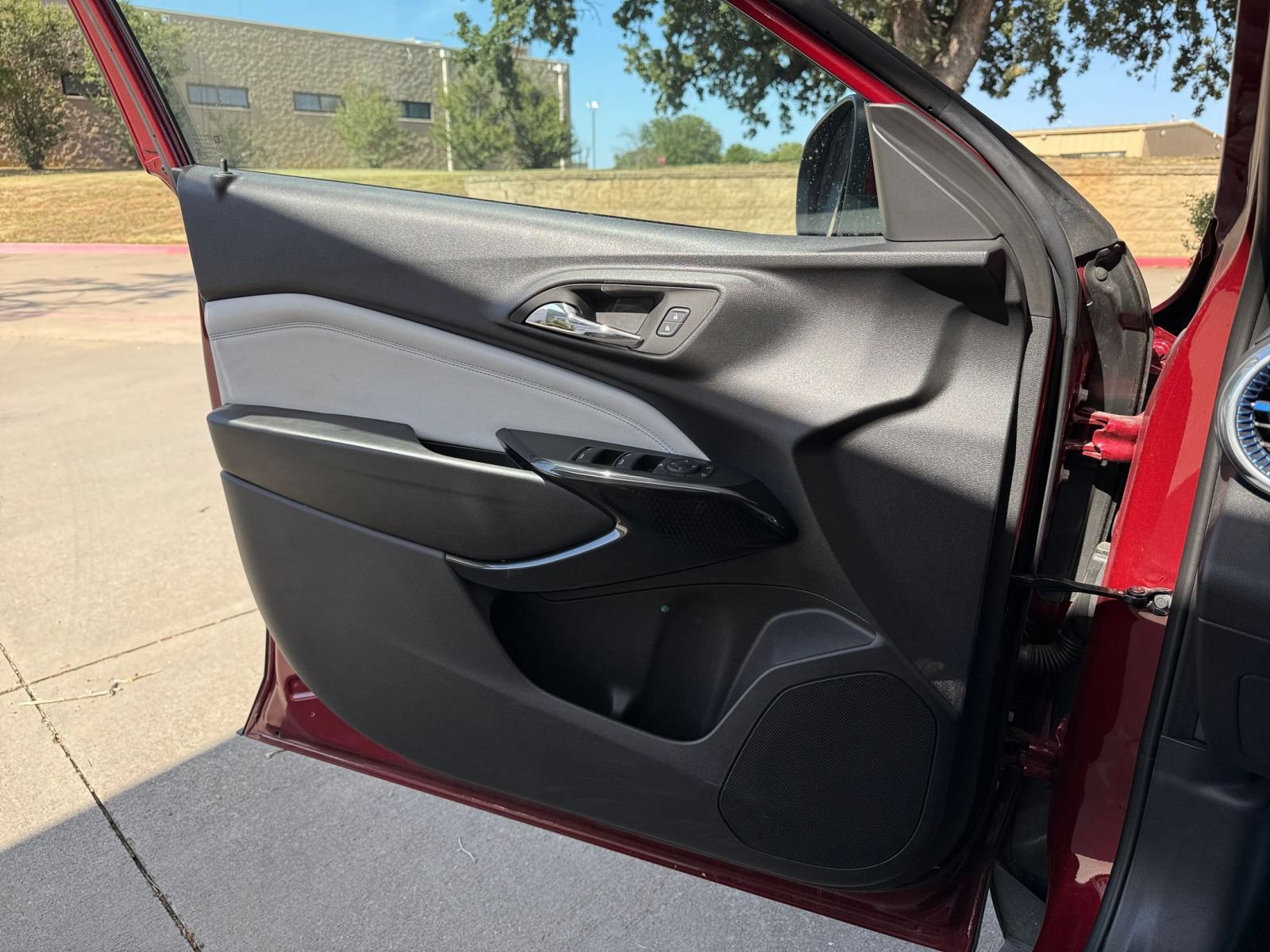 Used 2025 Chevrolet Trax LT FWD image 18
