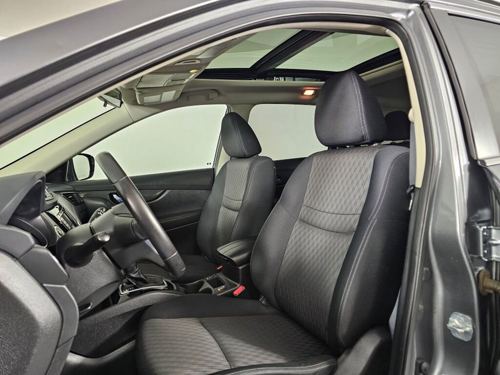Used 2018 Nissan Rogue SV w/ Sun & Sound Touring Package image 21