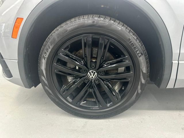 Certified 2022 Volkswagen Tiguan SE R-Line image 17