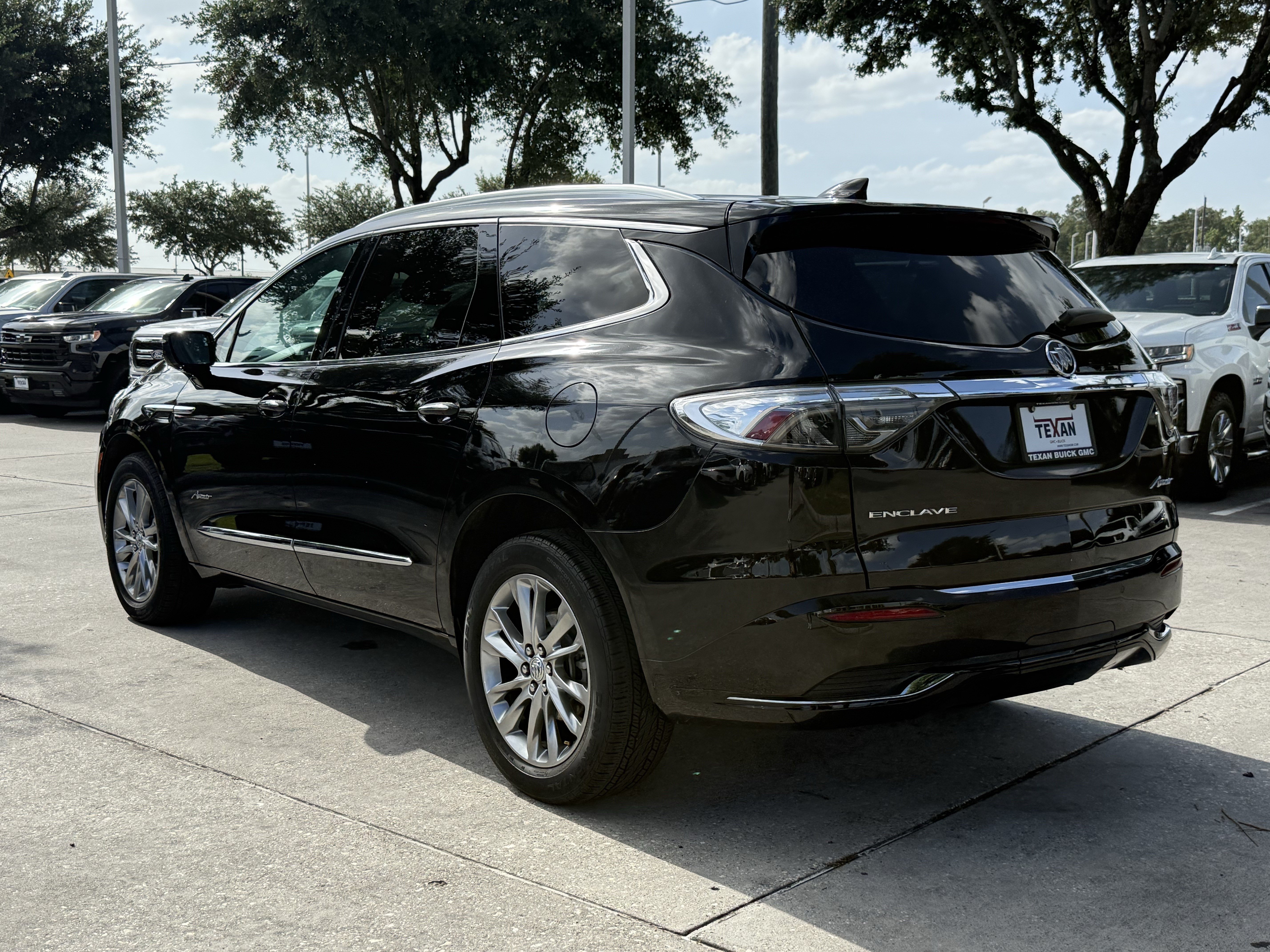 Used 2023 Buick Enclave Avenir w/ Avenir Technology Package FWD image 7