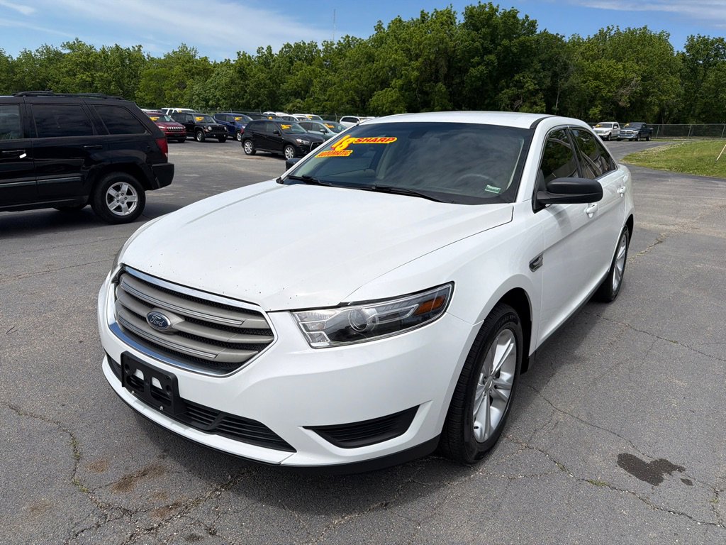 Used 2018 Ford Taurus SE FWD image 2