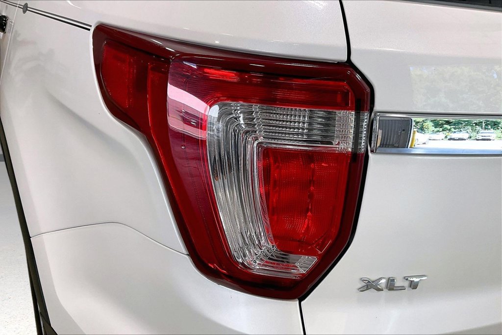 Used 2018 Ford Explorer XLT w/ Equipment Group 202A AWD/4WD image 24
