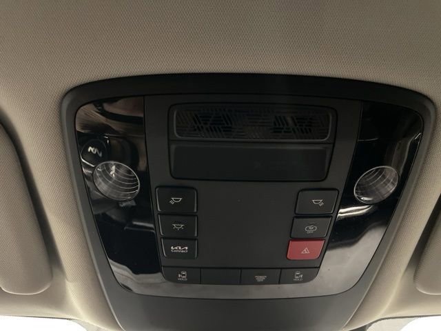 Used 2025 Kia Carnival image 31