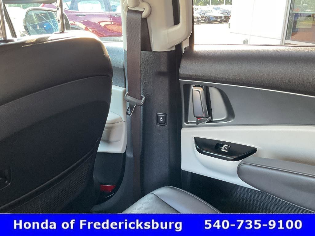 Used 2024 Kia Carnival LX FWD image 30