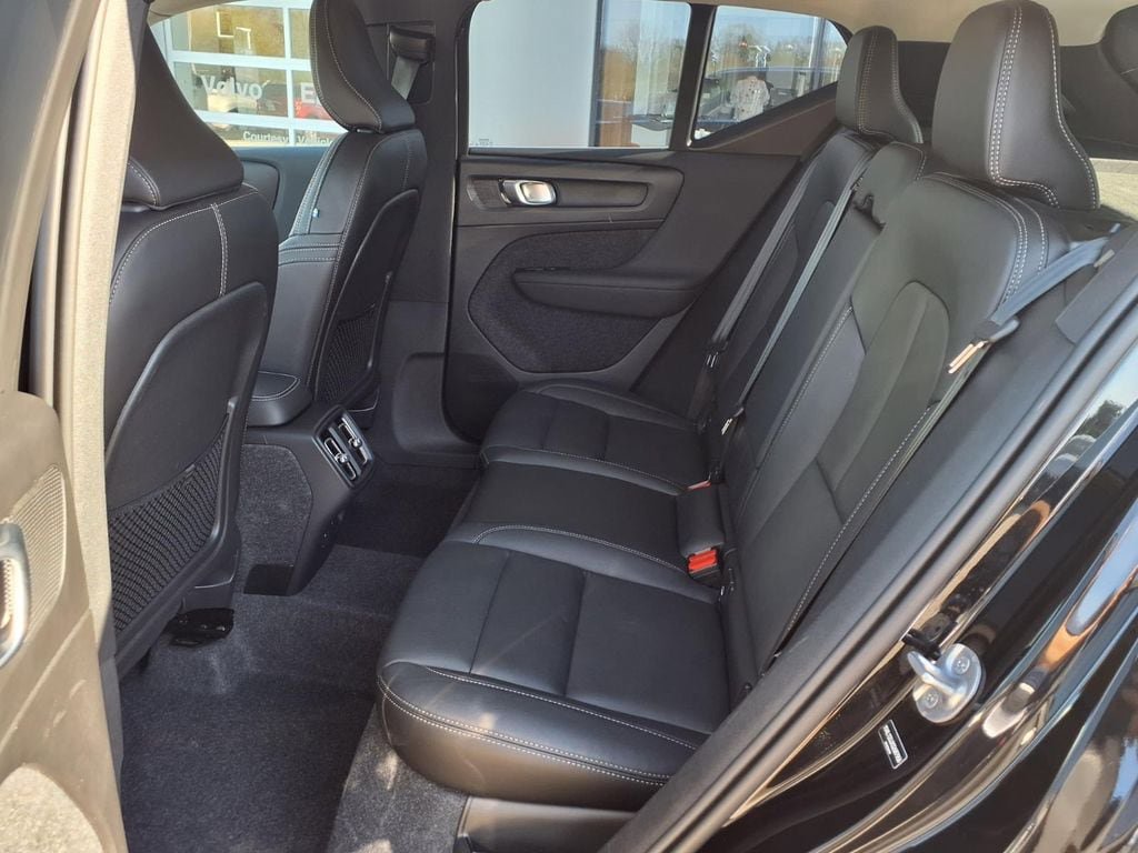 Certified 2025 Volvo XC40 B5 Core AWD/4WD image 8