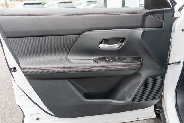 Certified 2025 Nissan Kicks SR image 16