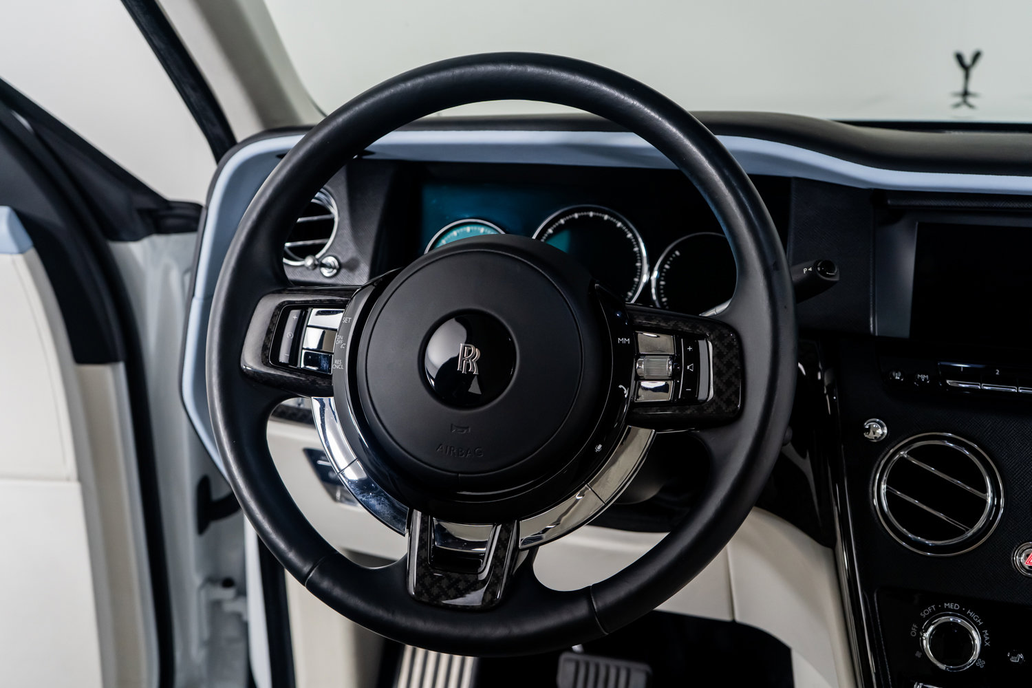 Used 2023 Rolls-Royce Cullinan Black Badge image 33