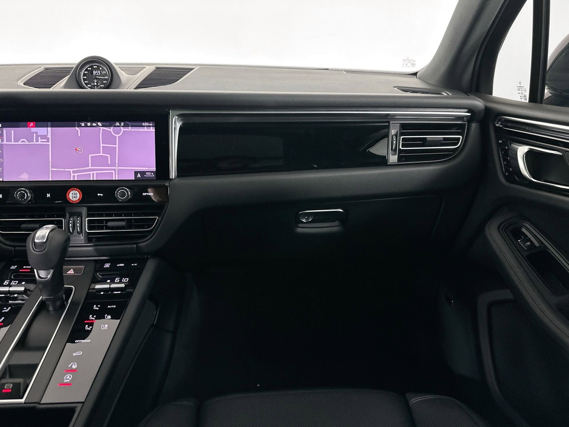 Certified 2025 Porsche Macan image 30
