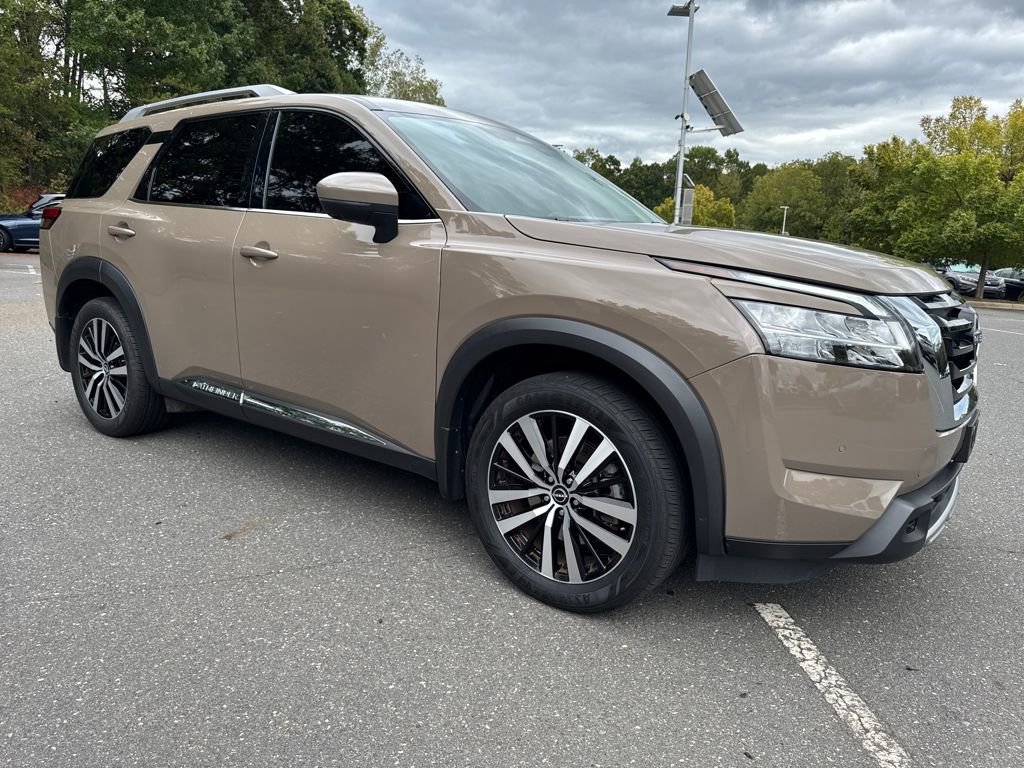 Used 2023 Nissan Pathfinder Platinum image 9