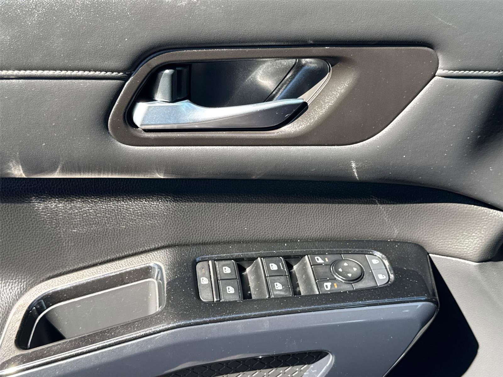 Used 2022 Nissan Pathfinder SV image 30