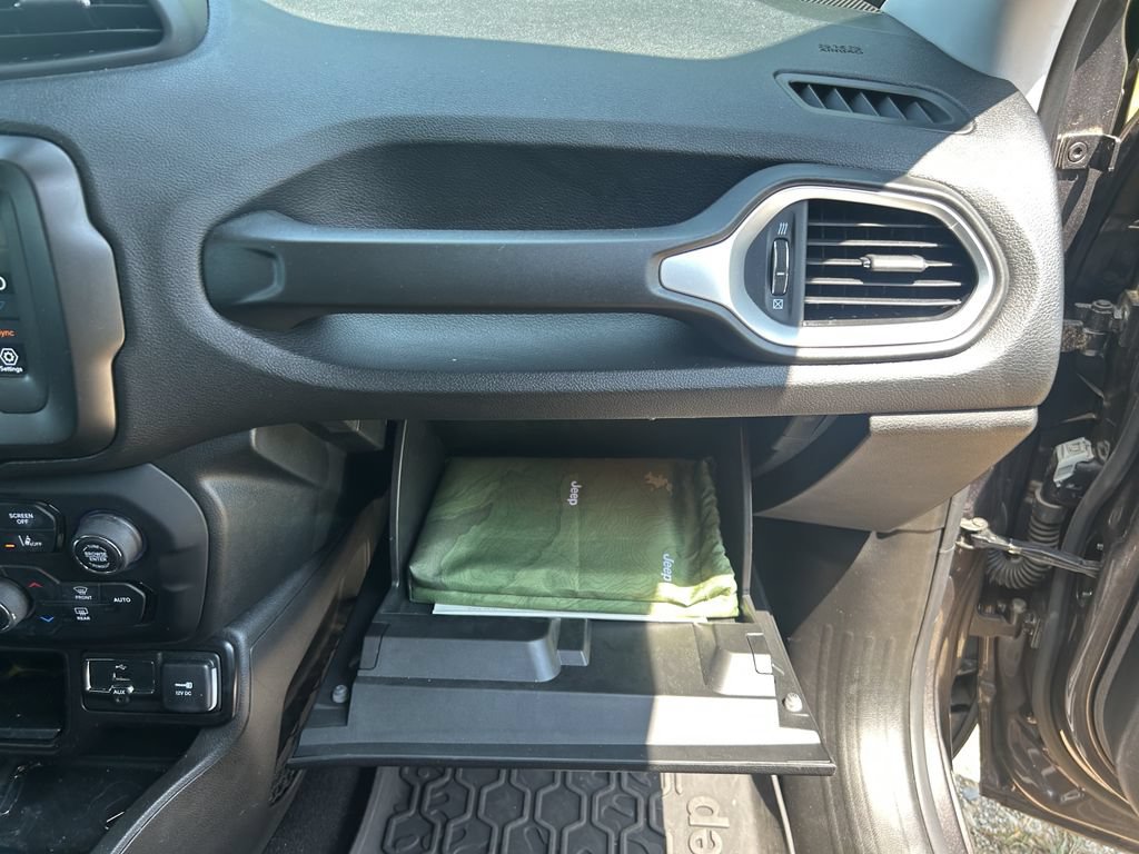 Used 2021 Jeep Renegade Latitude FWD image 15