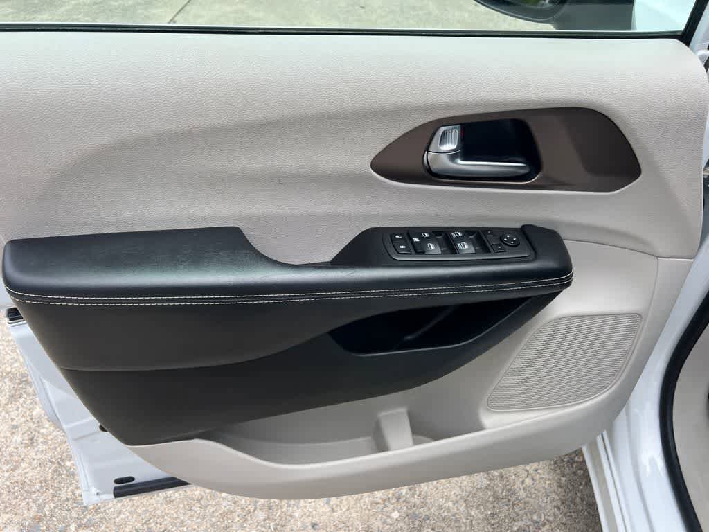 Used 2022 Chrysler Voyager LX FWD image 10