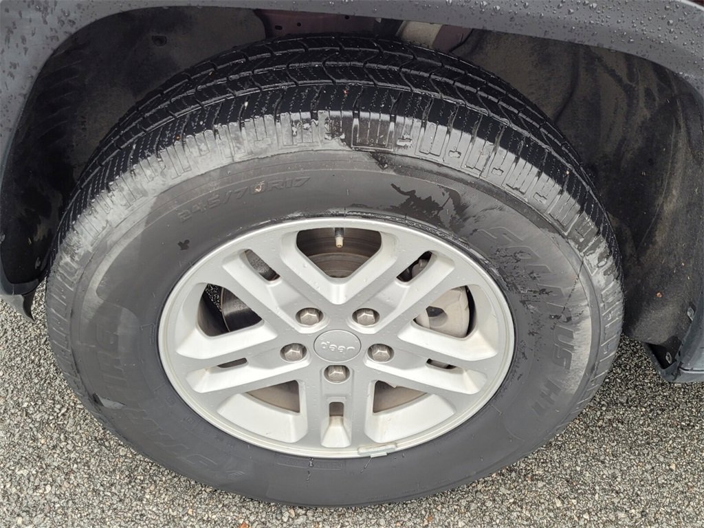 Used 2024 Jeep Grand Cherokee Laredo image 14