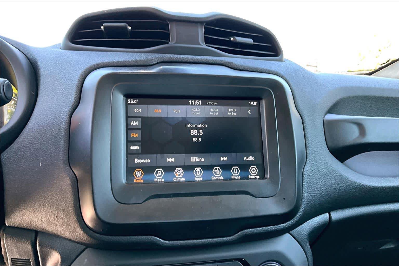 Used 2018 Jeep Renegade Latitude w/ Cold Weather Group AWD/4WD image 33