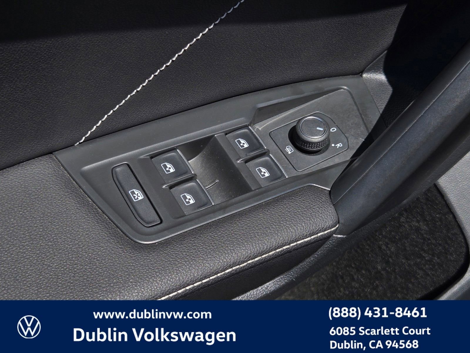 Used 2023 Volkswagen Tiguan SE w/ Panoramic Sunroof Package FWD image 11