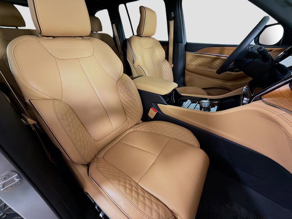 Used 2024 Jeep Grand Cherokee Summit AWD/4WD image 31