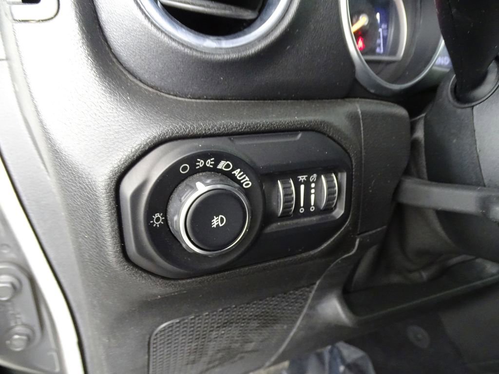 Used 2018 Jeep Wrangler Unlimited Sahara w/ Safety Group image 17