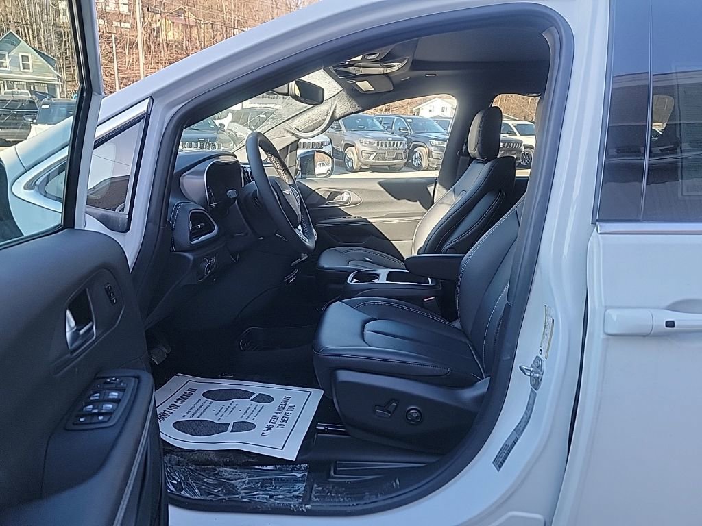 New 2026 Chrysler Pacifica Select image 6