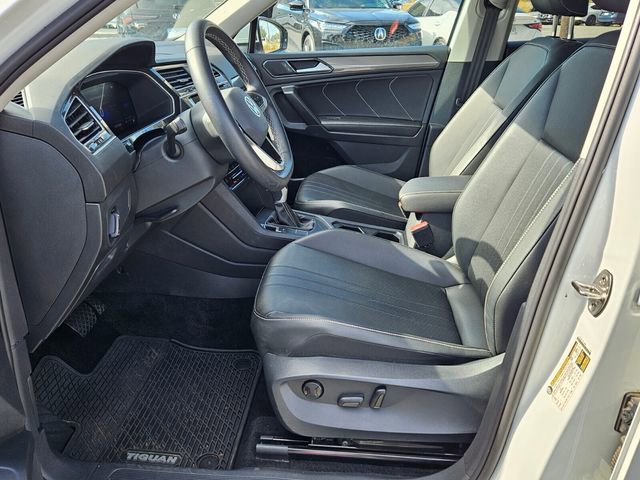 Used 2023 Volkswagen Tiguan SE w/ Panoramic Sunroof Package FWD image 3