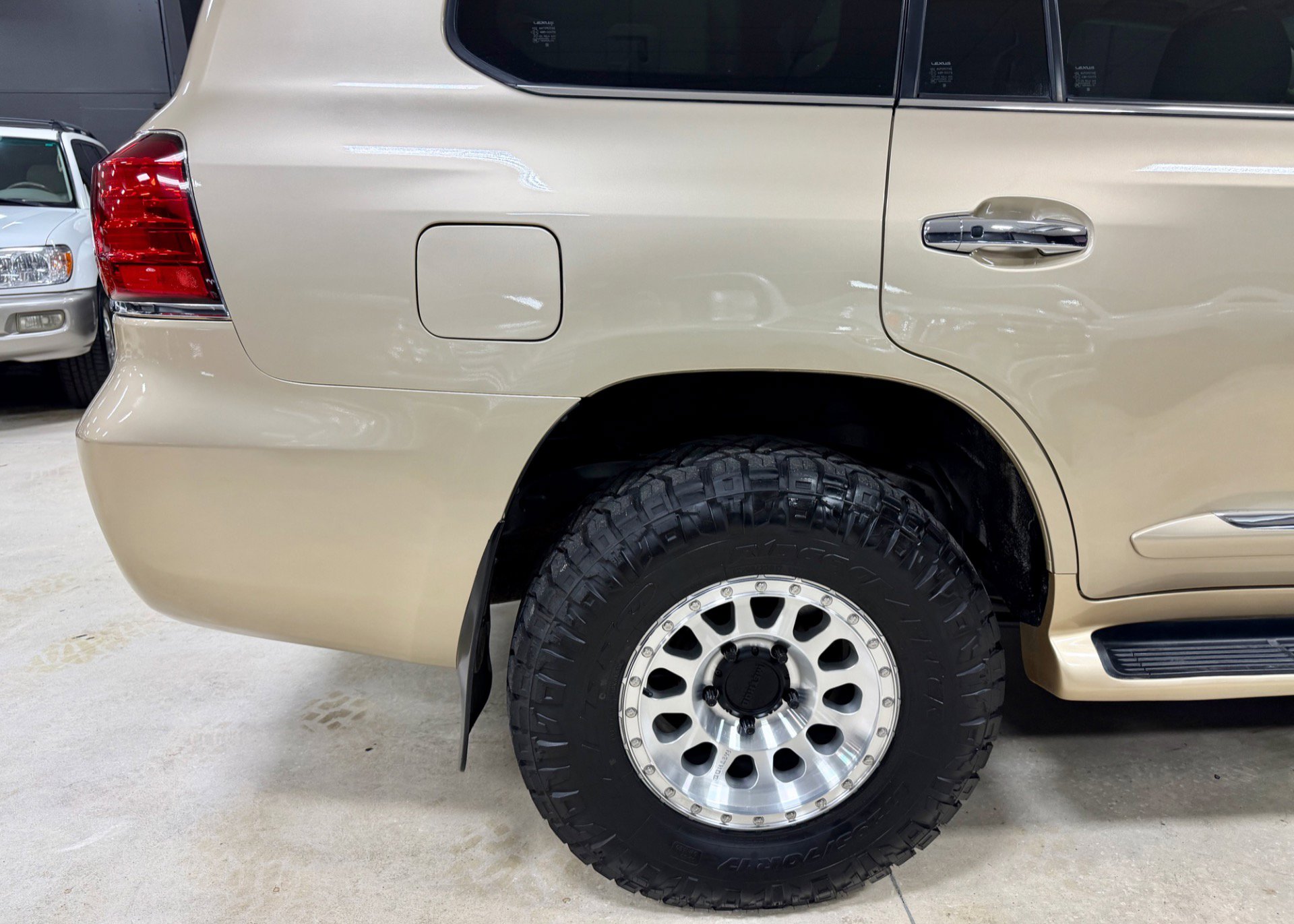 Used 2011 Lexus LX 570 4WD w/ Luxury Pkg w/Pre-crash image 19
