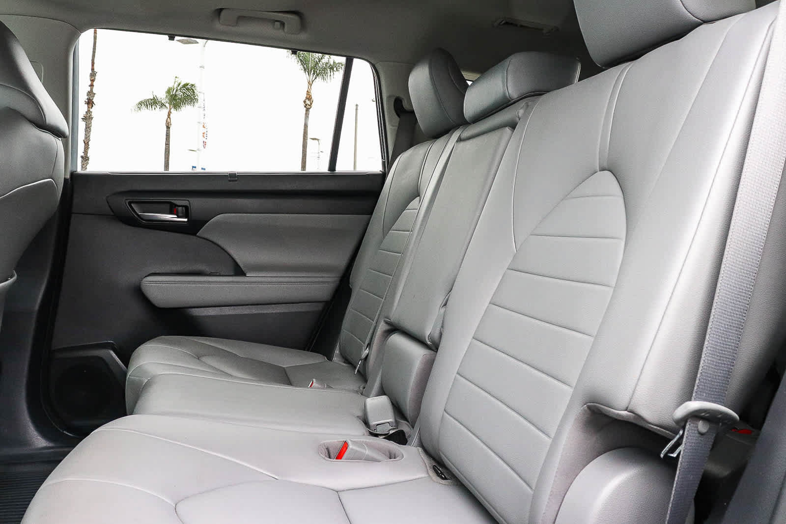 Used 2021 Toyota Highlander XLE AWD/4WD image 26