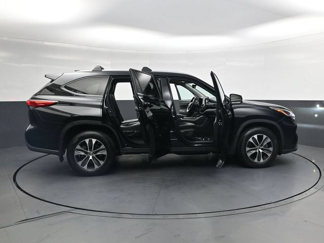 Used 2023 Toyota Highlander XLE AWD/4WD image 40