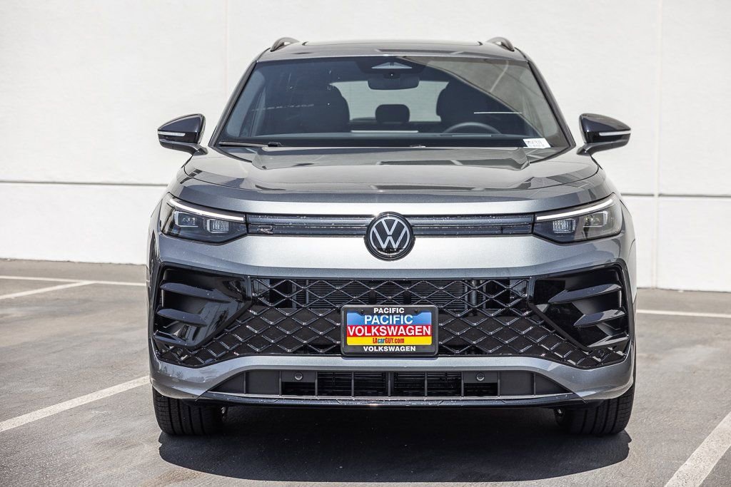 New 2026 Volkswagen Tiguan SE R-Line FWD image 2
