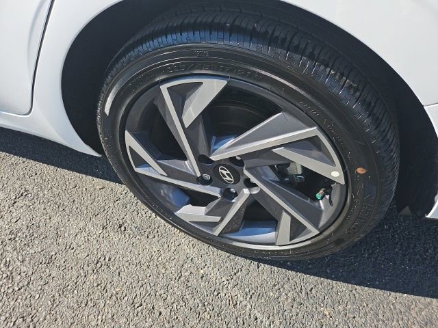 Certified 2025 Hyundai Elantra Limited image 17