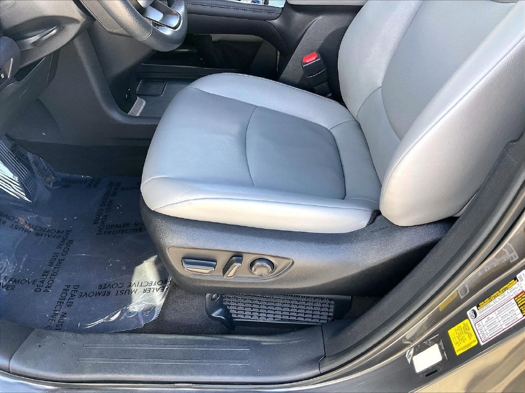 Used 2025 Toyota Sienna XLE FWD image 35