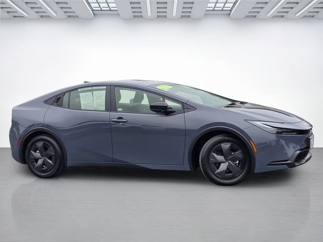 Used 2025 Toyota Prius LE FWD image 3