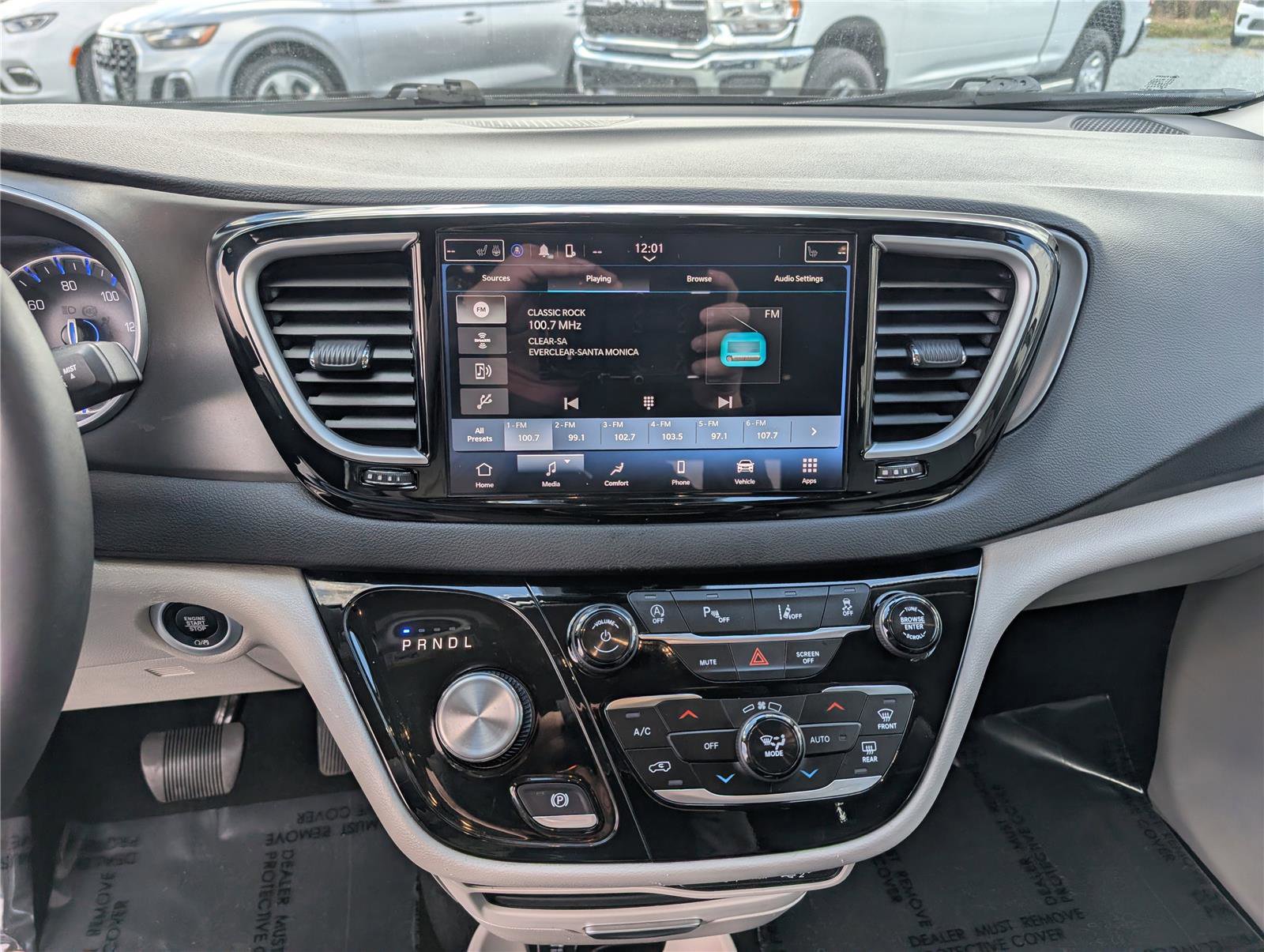 Used 2024 Chrysler Pacifica Touring-L image 18